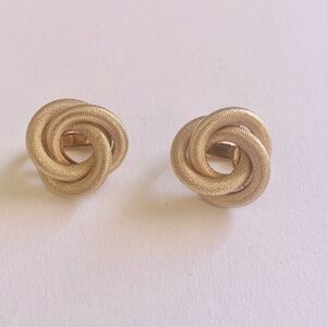 Vintage 70s 80s Sarah Coventry gold tone love knot clip on earrings